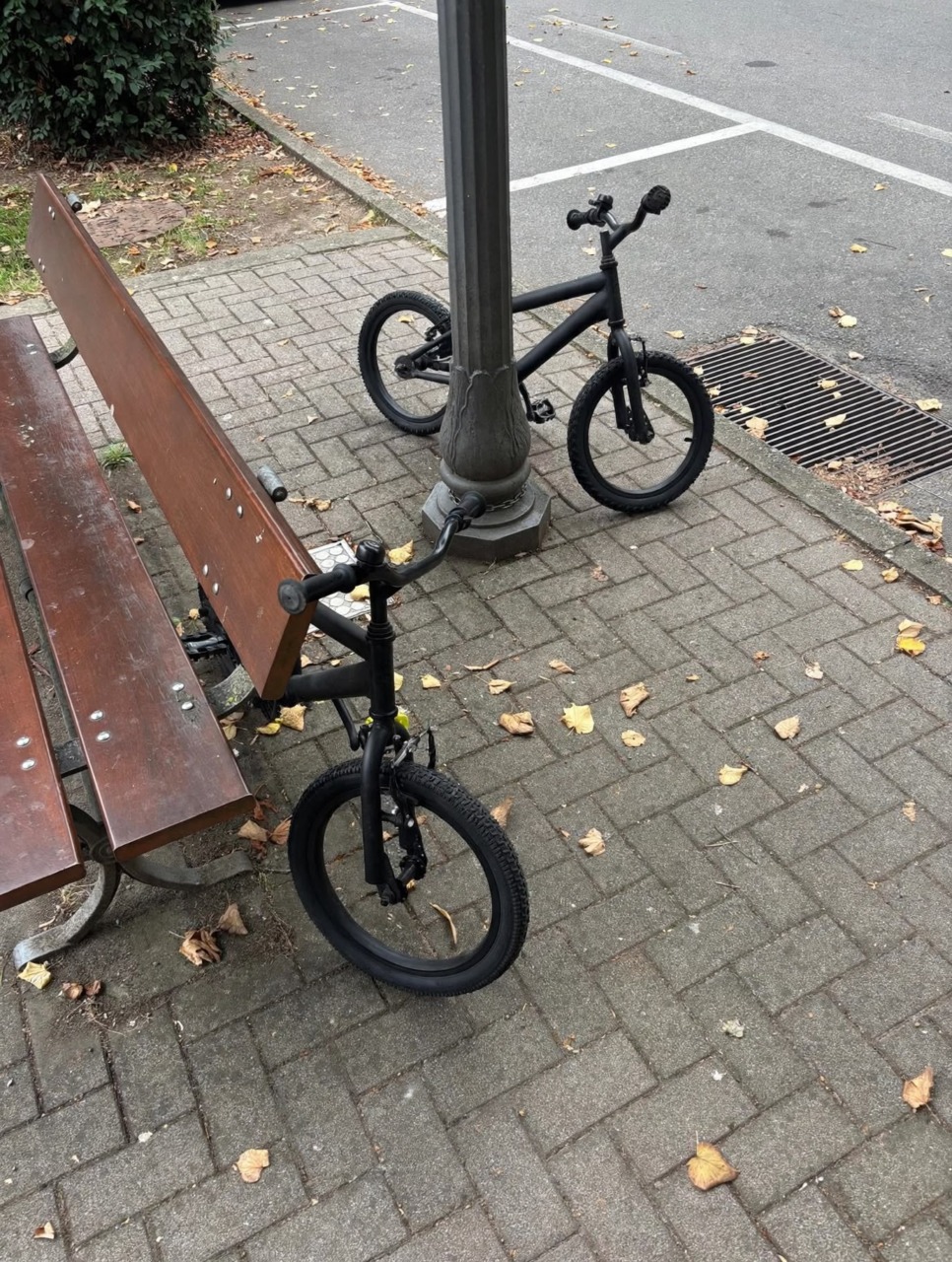 Saluggia, biciclette legate ai pali fuori dall’asilo: i genitori chiedono le rastrelliere