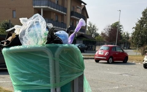 Cestini pieni di rifiuti domestici: i casi si moltiplicano in tutto il paese