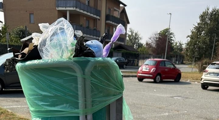 Cestini pieni di rifiuti domestici: i casi si moltiplicano in tutto il paese