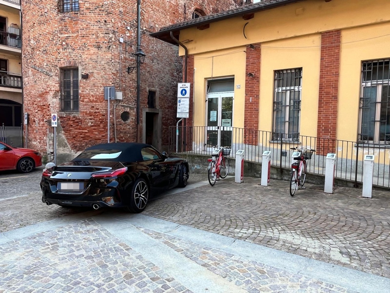 Polemiche sui parcheggi: auto della maggioranza “salva-sosta” davanti all’Anagrafe, residenti multati in via Paleologi