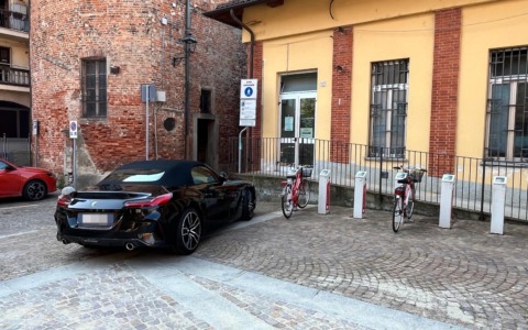 Polemiche sui parcheggi: auto della maggioranza “salva-sosta” davanti all’Anagrafe, residenti multati in via Paleologi