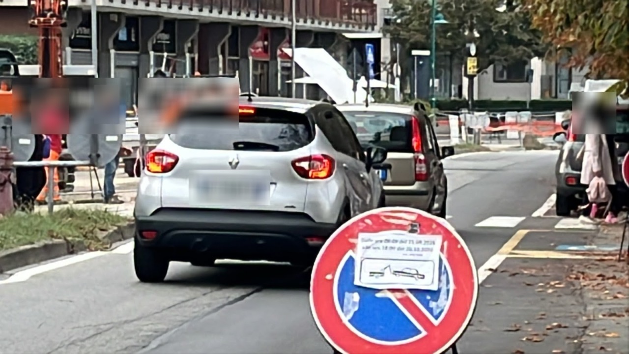 Ztl scolastica, varchi accesi ma le auto passano lo stesso: è caos davanti alla Bambi LE FOTO