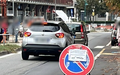 Ztl scolastica, varchi accesi ma le auto passano lo stesso: è caos davanti alla Bambi LE FOTO