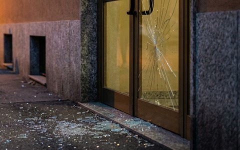Allarme vandalismo a Chivasso: giovanissimi spaccano i vetri dei palazzi in Corso Galileo Ferraris
