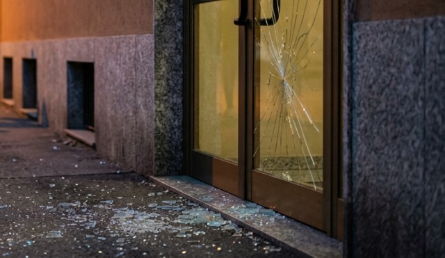 Allarme vandalismo a Chivasso: giovanissimi spaccano i vetri dei palazzi in Corso Galileo Ferraris