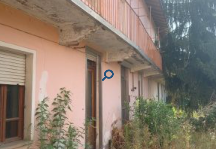 Cigliano, abbattere l’ex asilo per fare un parcheggio: no»