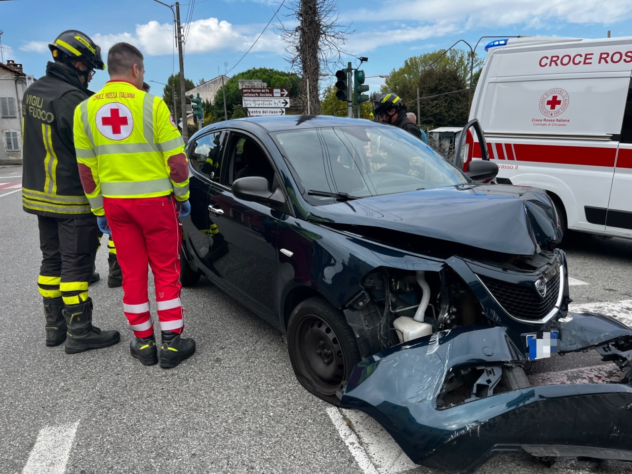Auto contro il muro sulla provinciale LE FOTO
