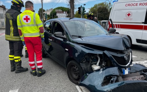 Auto contro il muro sulla provinciale LE FOTO