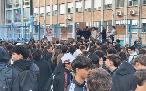 Chivasso, protesta all’Europa Unita: studenti in sciopero contro degrado e carenze della scuola