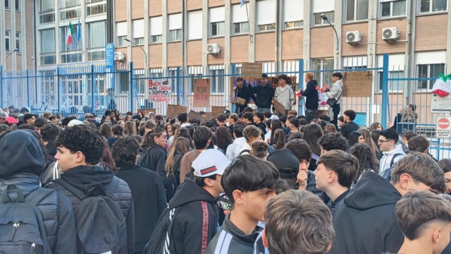 Chivasso, protesta all’Europa Unita: studenti in sciopero contro degrado e carenze della scuola