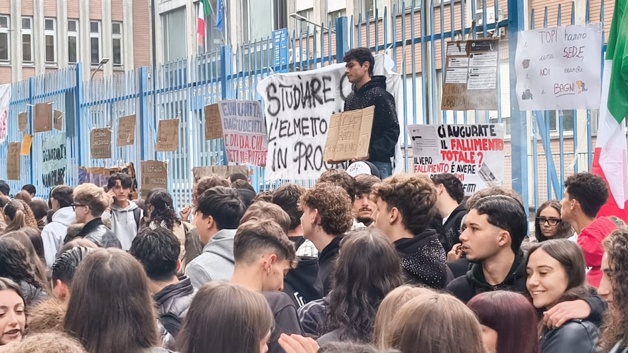 Chivasso, secondo giorno di sciopero all’Europa Unita: uova, carta igienica e proteste a oltranza