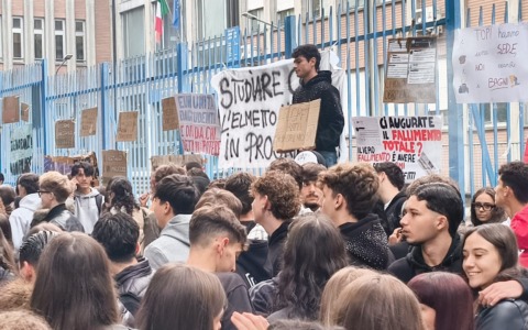 Chivasso, secondo giorno di sciopero all’Europa Unita: uova, carta igienica e proteste a oltranza