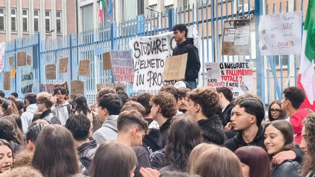 Chivasso, secondo giorno di sciopero all’Europa Unita: uova, carta igienica e proteste a oltranza