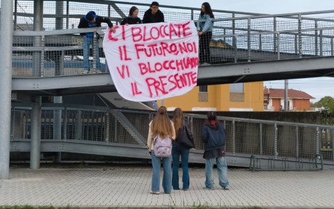 Protesta studentesca, oggi sciopero al Liceo Newton LE FOTO