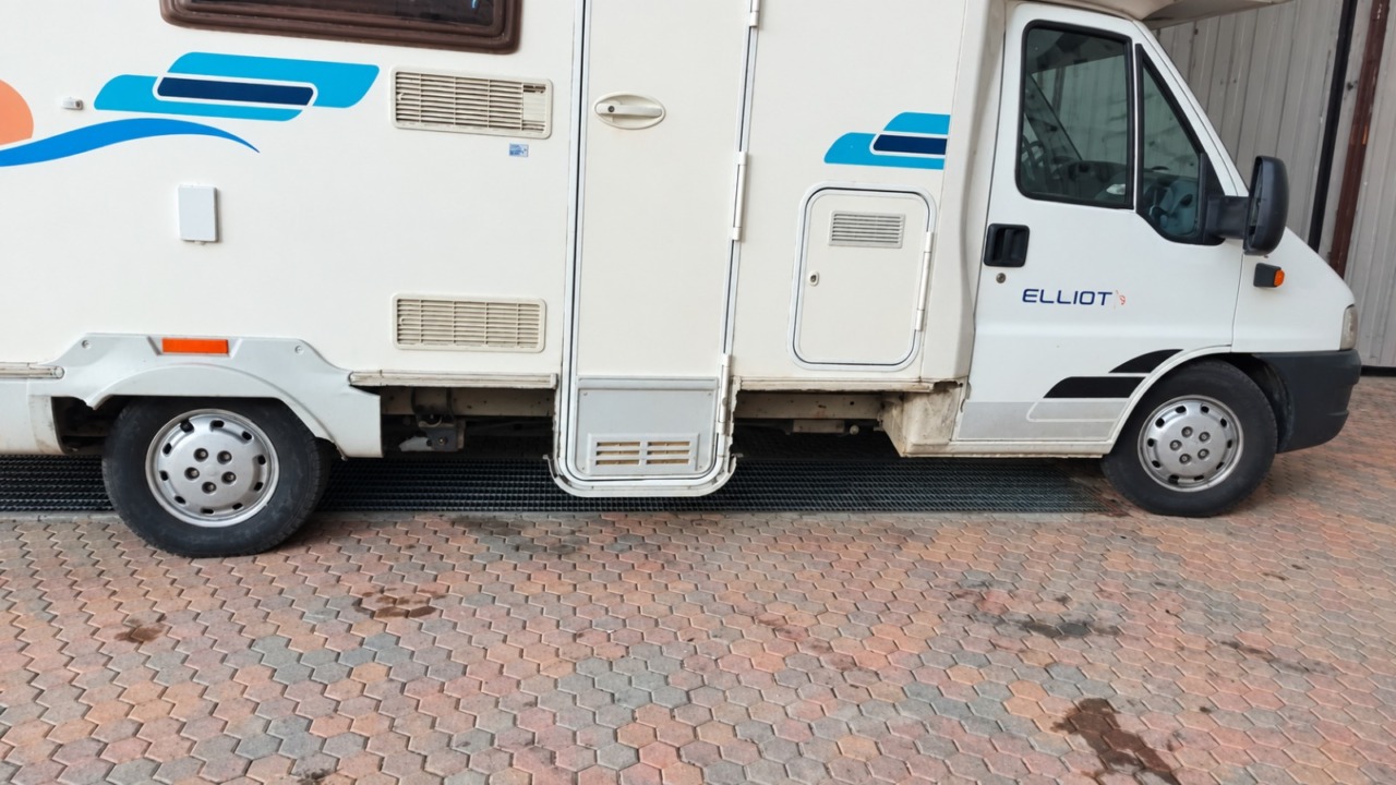 Sfiorata la tragedia sulla Strada della Rezza: centauro invade la corsia e fa schiantare un camper, poi scappa
