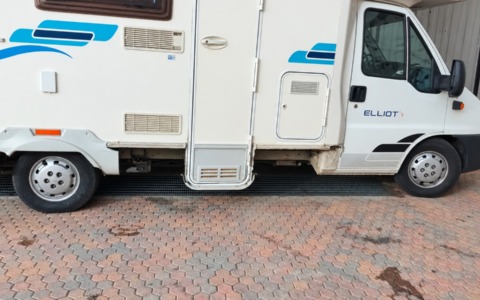 Sfiorata la tragedia sulla Strada della Rezza: centauro invade la corsia e fa schiantare un camper, poi scappa
