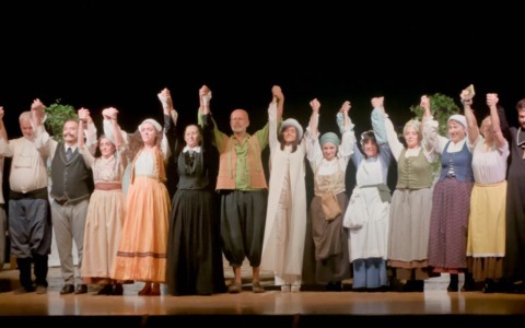 Crescentino, trionfo al Teatro Angelini per «A spasso con il campanile» diretto da Giovanni Mongiano