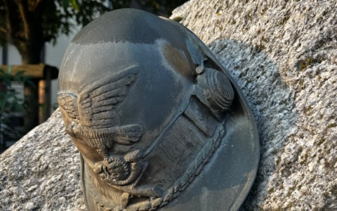 Sfregio al monumento degli Alpini a Crescentino: rotta la  penna del cappello