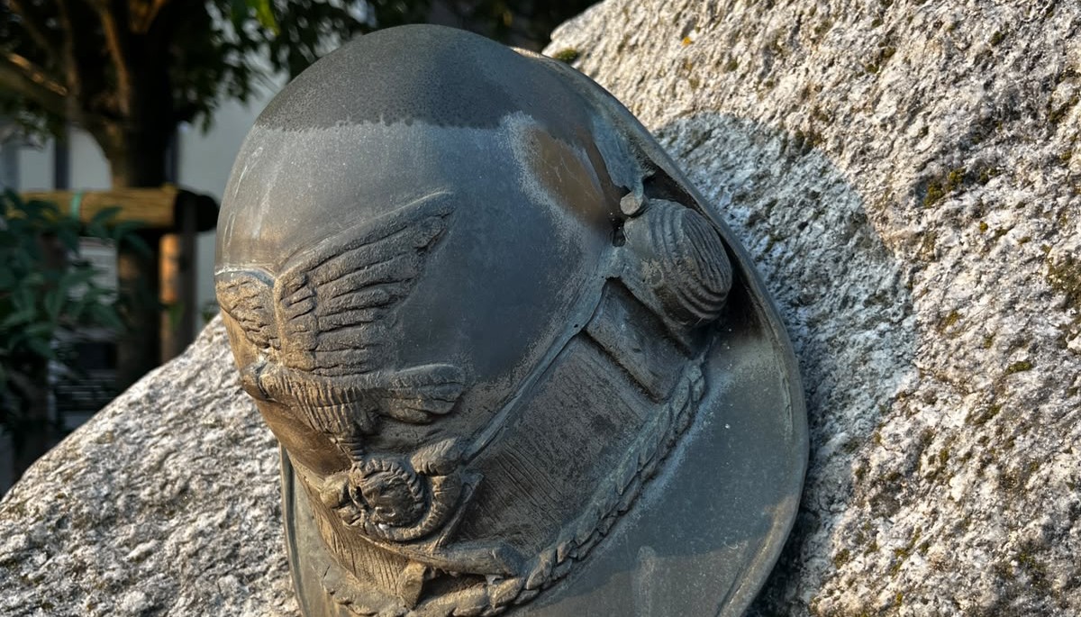 Sfregio al monumento degli Alpini a Crescentino: rotta la  penna del cappello